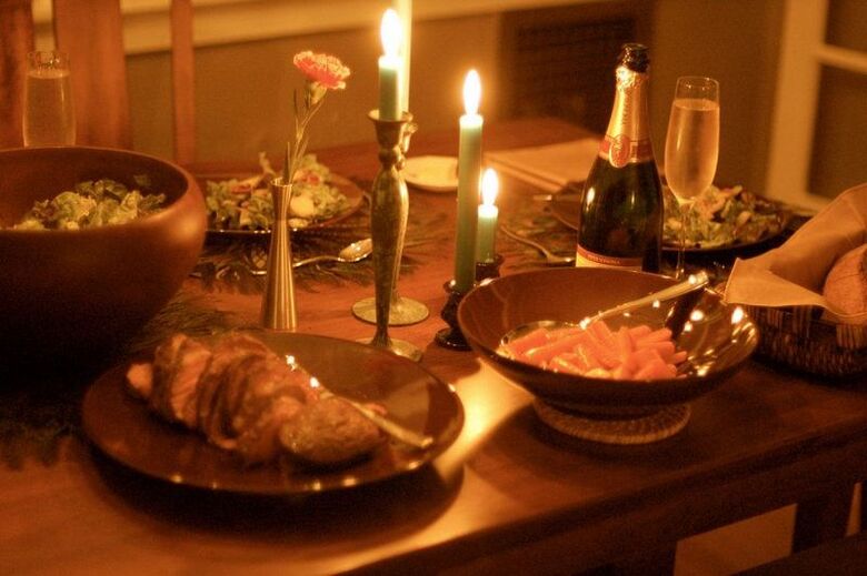 Dim lighting reduces appetite, which is why it is worth dining by candlelight